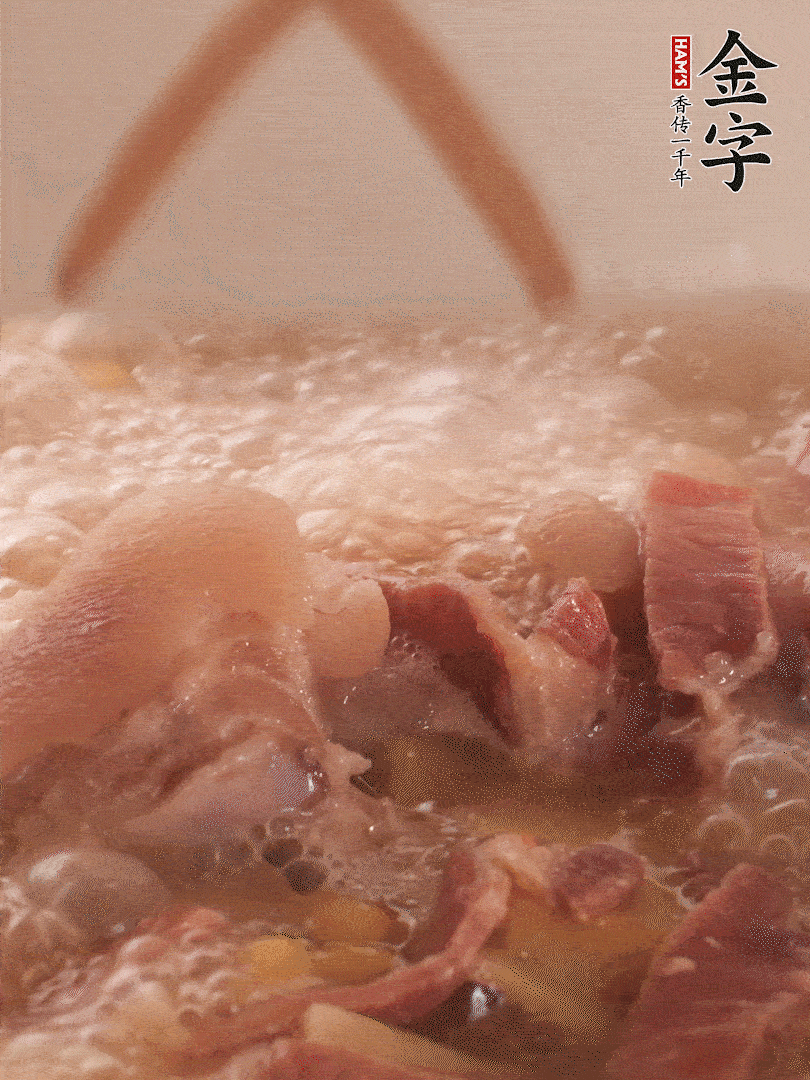 大火將水煮開后，蓋上鍋蓋，轉(zhuǎn)小火慢燉1個(gè)半小時(shí)。