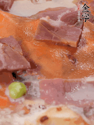 放適量料酒、清水煮到沸騰，再下蟹塊燜煮8分鐘。