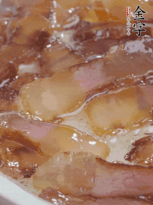 油5成熱，醬油肉煸香。