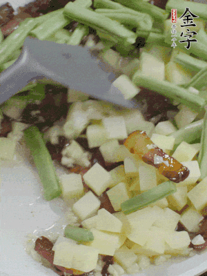 下蒜末、豆角、土豆塊翻炒。