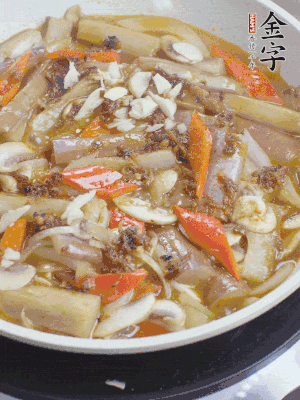 撒蒜末、香菜末。