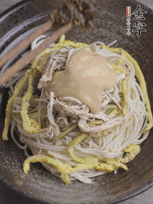 生抽1勺、醋1勺、芝麻醬1勺、金字火腿大師醬1勺。