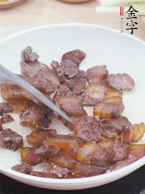 熱鍋少油，醬油肉煸出油脂，盛出。