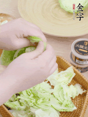 卷心菜掰成小片。