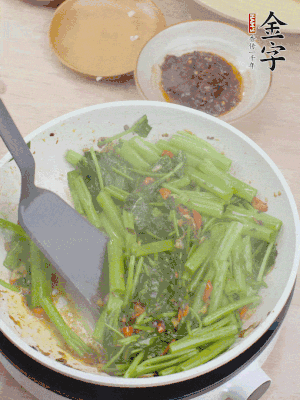 下空心菜炒軟。