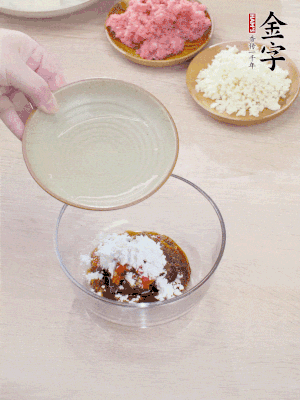 熱油起鍋，五花肉煸出油脂，表面微微發(fā)黃。