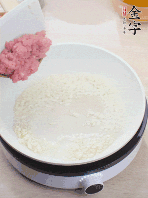 鍋內(nèi)熱油，蒜泥、牛肉泥炒至酥香。
