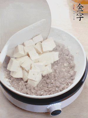 放豆腐翻拌均勻，倒料汁燜煮。