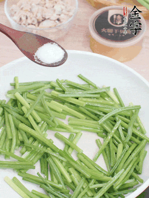 起鍋熱油，下韭菜苔炒至變色。加少許鹽。