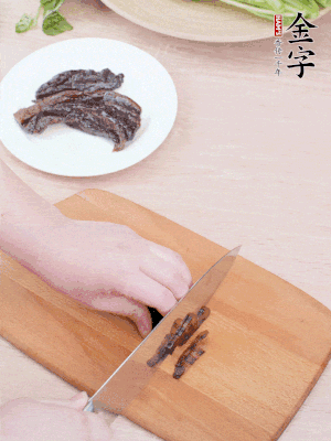 金字醬油肉下鍋煮10分鐘，切薄片。