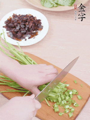 空心菜摘掉葉子，菜梗切成丁。