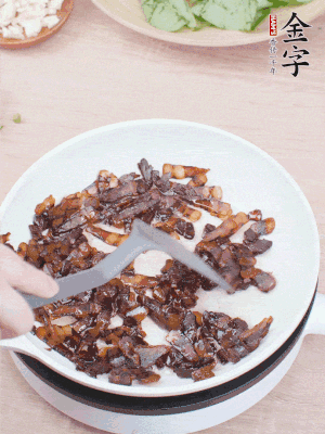 起鍋熱油，煸香醬油肉，撥拉到一邊。