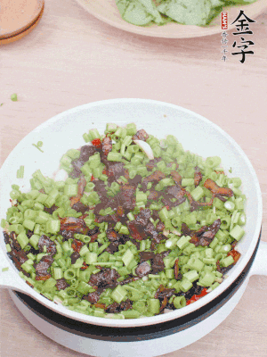 1勺生抽、1勺蠔油、1點(diǎn)點(diǎn)白糖調(diào)味。