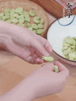 蠶豆剝殼，去掉豆衣，切碎。