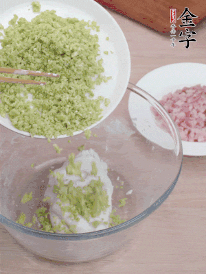 糯米粉邊揉邊加水，成團(tuán)后揉進(jìn)蠶豆、咸肉。