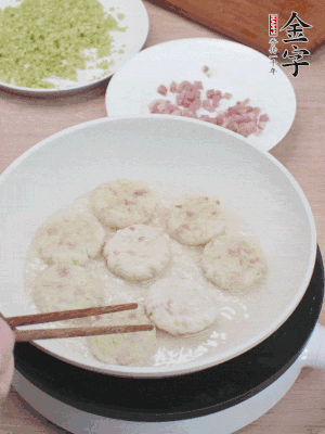鍋中涼油，慢煎至兩面有脆殼。（油可以多一點(diǎn)）