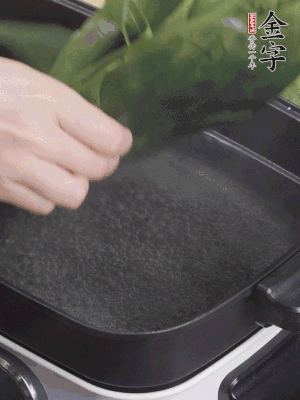 粽葉入沸水煮1分鐘，翻面再煮1分鐘，清洗干凈加水浸泡。