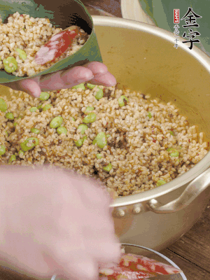 兩片粽葉1/2處葉尾相疊，中間卷成圓錐后裝入餡料。