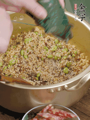 再附一張粽子，一齊向后折疊，線繩捆綁。