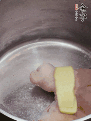 撈出洗凈后，加蔥姜、黃酒二遍焯水。