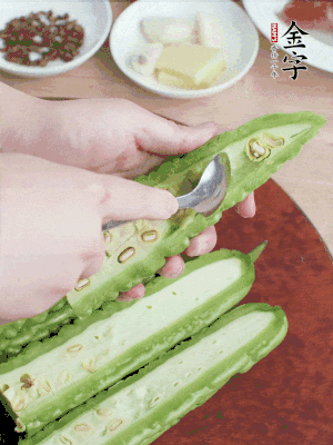 苦瓜去籽切薄片，一點(diǎn)鹽拌勻，10分鐘后沖洗控干。香蔥切蔥花、姜切末、蒜拍碎、干辣椒切圈。