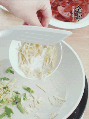 油4成熱，下蔥姜蒜、干辣椒、花椒煸出香味。