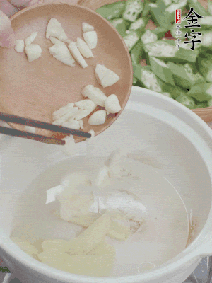 砂煲熱油，姜蒜、辣椒煸香。