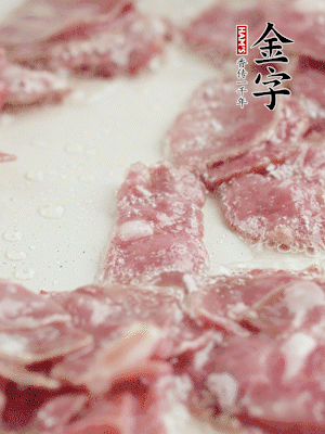 炒鍋熱油，下培根火腿煸炒。