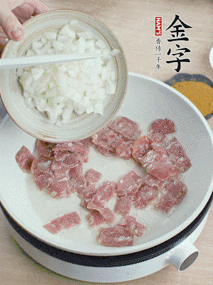 依次下洋蔥、紅菜椒、豌豆粒、玉米粒翻炒均勻。