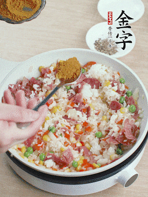 1勺咖喱粉、1/2勺鹽，少許黑胡椒碎炒均。