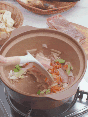 砂鍋中倒入油，放入姜片、蔥段、咸肉、海米炒出香味。