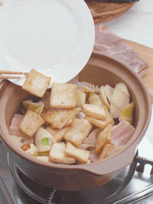 依次下春筍、豆腐，開水沒過食材。