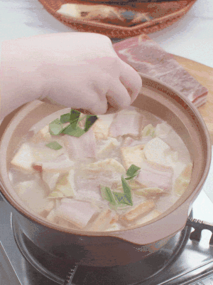 一小撮鹽、糖、雞精調(diào)味，最后撒點(diǎn)蒜葉點(diǎn)綴。