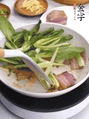 下小青菜翻炒，菜梆子變軟時(shí)，撒一點(diǎn)鹽、雞精調(diào)味。