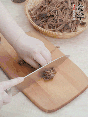 干茶樹(shù)菇浸泡過(guò)夜，去老根焯水，擠干水份。