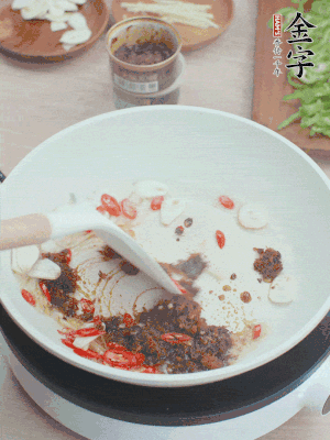 熱鍋涼油，姜蒜、辣椒、金字火腿xo醬炒香。