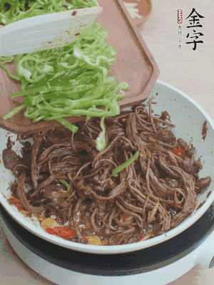 水分煸干，下青椒絲快炒1分鐘。
