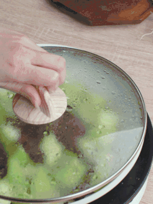 西葫蘆略出水時(shí)，加一小撮鹽調(diào)味。