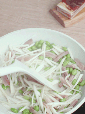 下茭白絲、青豆翻炒。