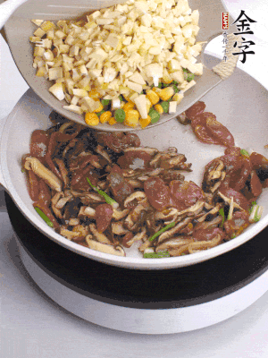 鍋里熱油，爆香蔥白，下香腸片炒至微微出油，加時蔬粒、香菇粒、春筍粒翻炒均勻。