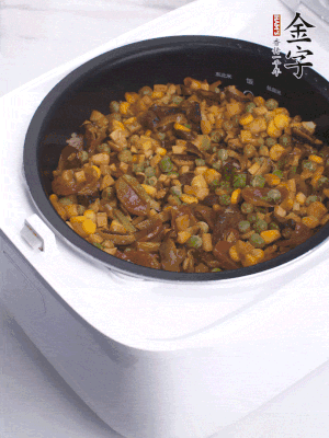電飯煲按煮飯鍵，出鍋撒蔥花。