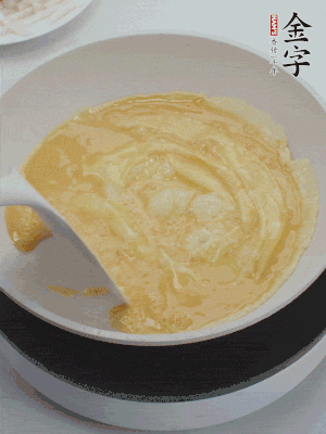 2個(gè)雞蛋炒散。