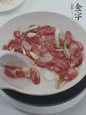 熱鍋爆香姜蒜片，下香腸炒出香味。