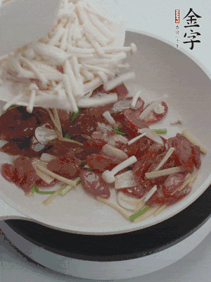 放白玉菇、青紅辣椒、雞蛋。