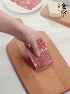 金字培根火腿改刀切小片；白洋蔥切??；新鮮豌豆剝殼。
