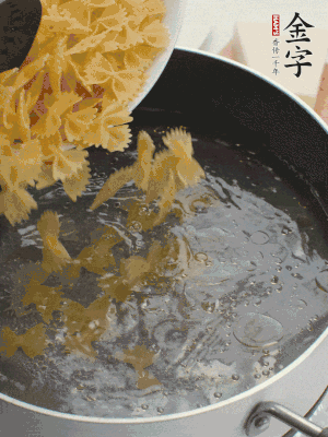 蝴蝶面加橄欖油煮熟；豌豆焯水30秒。