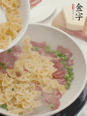 1小勺鹽調(diào)味，混合一起燉煮一下。