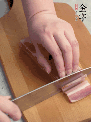 百合切去頭尾，分開洗凈;咸肉切薄片。