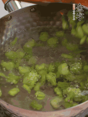 鍋中水沸，放一撮鹽，下蠶豆豆瓣焯3分鐘，下百合，3秒撈出，一起撈出瀝水。