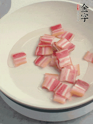 鍋中少許油，金字淡咸肉煸香。